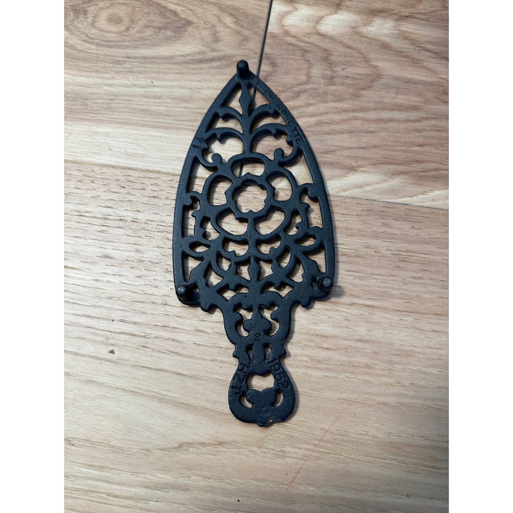 Union Mfg Co T-26 Rosette JZH 1952 Trivet Cottagecore Farm 9in Black Cast Iron